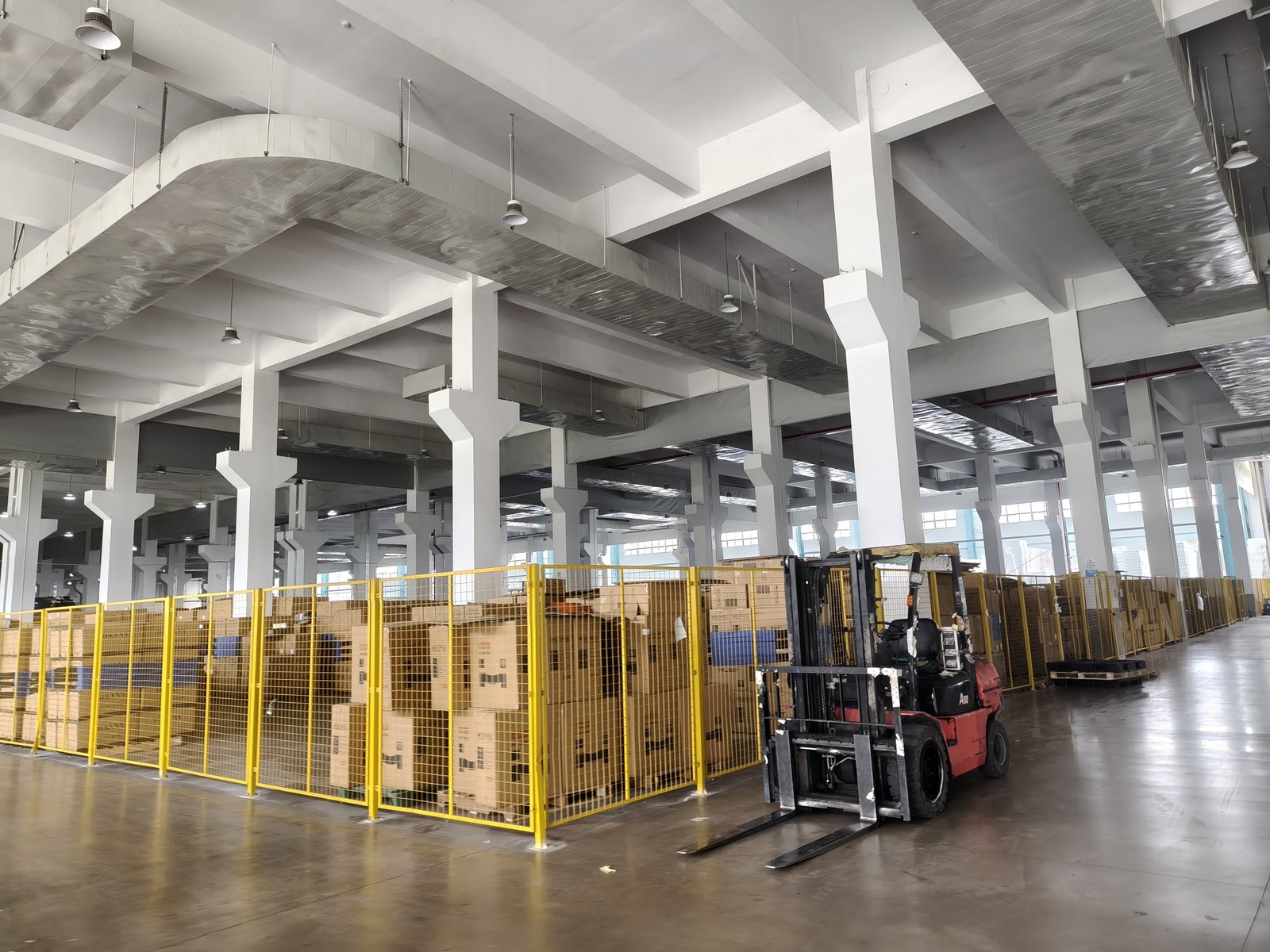 Finished product warehouse with packed goods